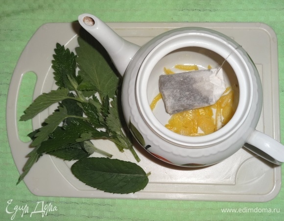 В заварочный чайник положить цедру лимона, пакетик чая, мяту. Залить 300 мл кипящей воды.