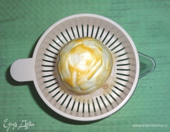 Из половинки лимона выжать сок.