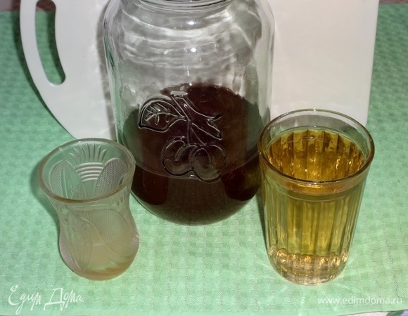 Заваренный чай остудить до комнатной температуры, процедить в банку или кувшин. Соединить с лимонным и яблочным соком. Можно по вкусу добавить немного меда или сахара.
