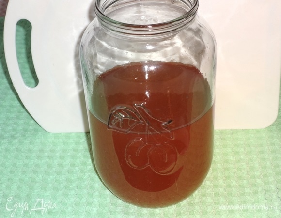 Долить в банку остальную остывшую воду. Поставить напиток в холодильник для охлаждения. Если будете употреблять напиток горячим, то после заваривания соединить чай, горячую воду и подогретые яблочный и лимонный соки.