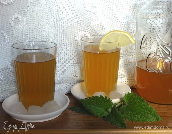 Охлажденный яблочный чай с мятой готов. Разлить напиток по стаканам. Подавать со льдом. Угощайтесь! Приятного аппетита!