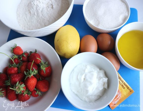 Приготовить все необходимое. Муку перемешать с разрыхлителем. Клубнику помыть, откинуть на сито, дать просохнуть. Духовку разогреть до 200°C.