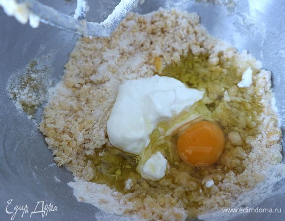 Постепенно добавлять перечисленные в предыдущем шаге ингредиенты, перемешивать недолго до однородной консистенции.