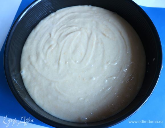 Форму смазать сливочным маслом, переложить в форму тесто.