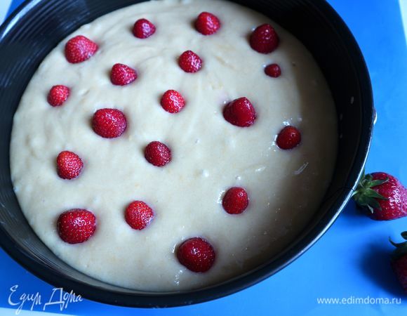 Разместить ягоды клубники (200 г), немного углубив их в тесто. Отправить форму в духовку примерно на 30–35 минут.