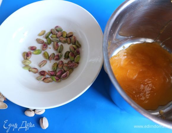 Джем протереть через сито, нагреть в сотейнике на небольшом огне, помешивая. Фисташки почистить.