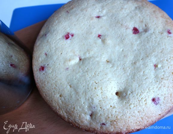 Вынуть пирог из духовки, дать немного остыть, освободить от формы.