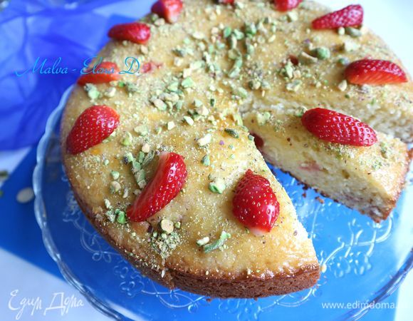 Перед подачей можно украсить пирог оставшимися ягодами клубники. Приятного чаепития!