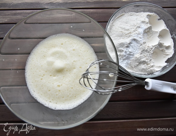 В миске взбить яйца со щепоткой соли. Продолжая взбивать, влить вино и растительное масло. Муку соединить с разрыхлителем, просеять и ввести в смесь. Замесить тесто.