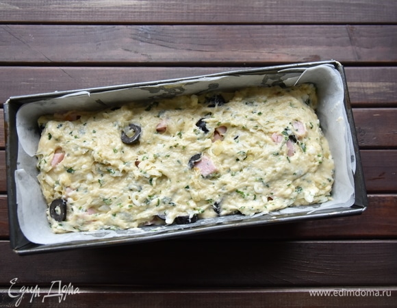 Форму для выпекания выстелить пергаментом, выложить тесто. Несколько раз стукнуть формой о поверхность, чтобы тесто равномерно распределилось. Выпекать в духовке, нагретой до 180°C, в течение часа.