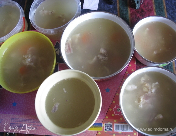 Разливаем по формочкам. Застывает без желатина и холодильника, но лучше все-таки поставить в холодильник — застынет быстрее! Приятного аппетита. И не болейте!