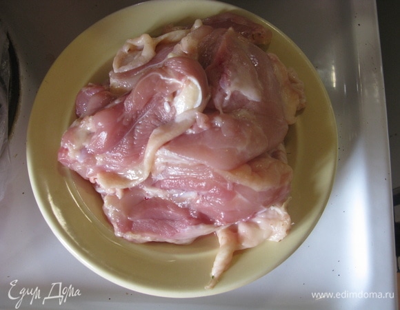 Мясо варим, добавляем, когда кости и жилки разварились.