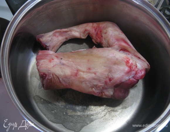 Вот так выглядят жилки, и это самое важное — именно тут волшебное средство для срастания костей, роста зубов, ногтей и волос. Промыть, положить в кастрюлю, залить водой и томить на малом огне после закипания 8 ч.