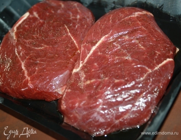 Здесь на фото стейки из мраморной говядины. С ними необходимо провести те же манипуляции, что и в предыдущем шаге.