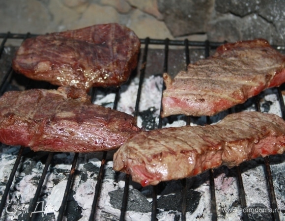 Жарить минуты 1,5–2 с каждой стороны. Переворачивать можно только 1 раз!