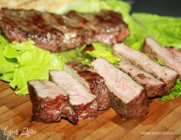 Затем можно резать, приправлять крупной морской солью (по желанию) и угощаться. Здесь на фото обычная говядина (тонкий край) в разрезе.