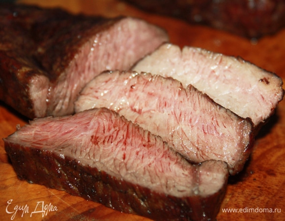 Здесь на фото стейки из мраморной говядины в разрезе — они жирнее и сочнее, соответственно. Выбирайте на свой вкус, готовьте и угощайтесь с удовольствием! Прекрасных всем пикников!