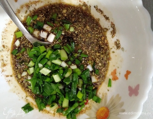 Зеленый лук нарезать, добавить к маринаду. Перемешать.
