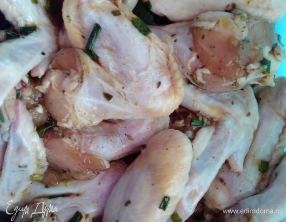 Крылья хорошо промыть и обсушить. Переложить в миску (лучше в 1 слой), залить маринадом. Убрать в холодильник на ночь. Или минимум на 6 часов. За это время желательно перемешать 2 раза.