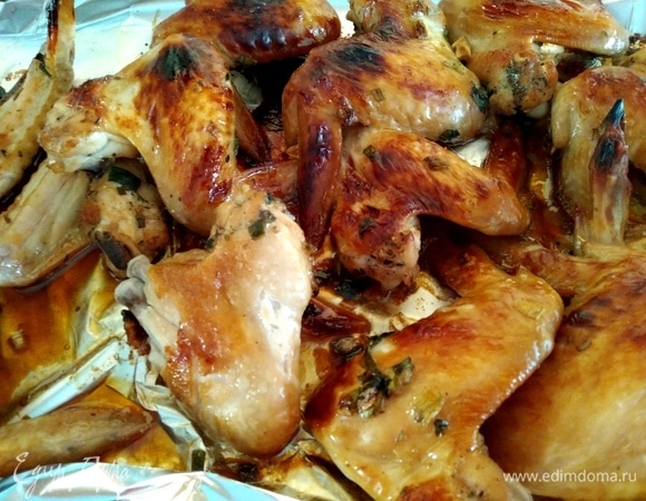 Мангал, гриль или духовку хорошо разогреть. Жарить 20 минут до готовности и золотистой корочки, периодически переворачивая.