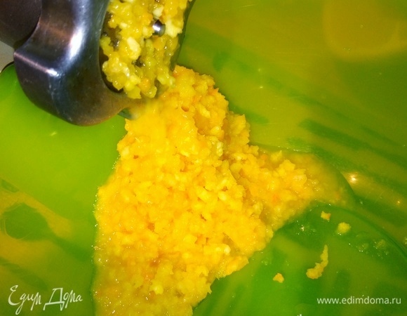 Апельсин помыть, обдать кипятком для устранения горечи и возможного воска, вытереть насухо и положить в морозилку на 1–2 часа. После заморозки нарезать и перемолоть в мясорубке.