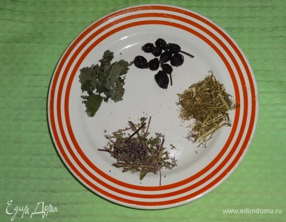 Подготовить необходимые травы и ягоды для приготовления чая.