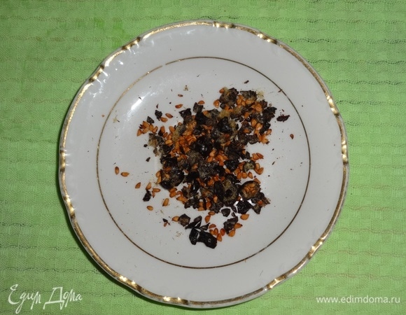 Ягоды шиповника вымыть, обсушить, измельчить.