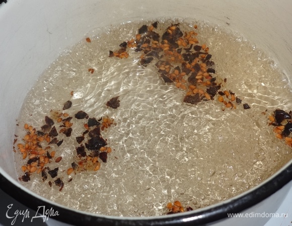 Вскипятить отфильтрованную воду, всыпать шиповник и варить 5 минут на слабом огне под крышкой.