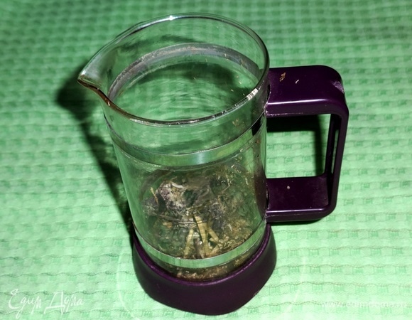 В чайник для заваривания положить травы: мяту, душицу, ромашку.