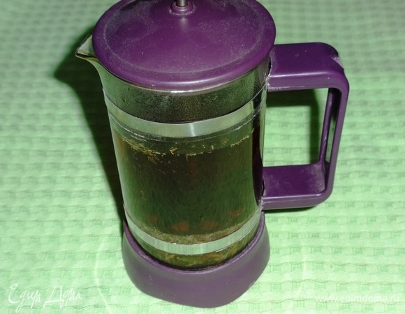 Отваром шиповника залить травы в чайнике. Дать настояться 10 минут.