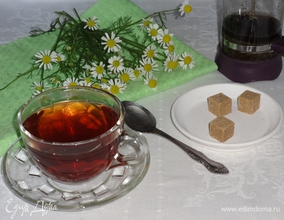 Готовый чай процедить и разлить по чашкам. Подавать с сахаром или медом. Угощайтесь! Приятного аппетита!