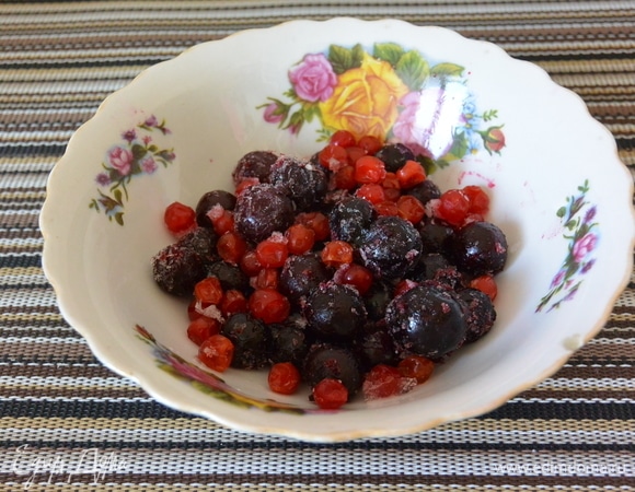 Используем для компота замороженные ягоды: вишню, смородину красную и черную. Загружаем все ягоды в кастрюлю.