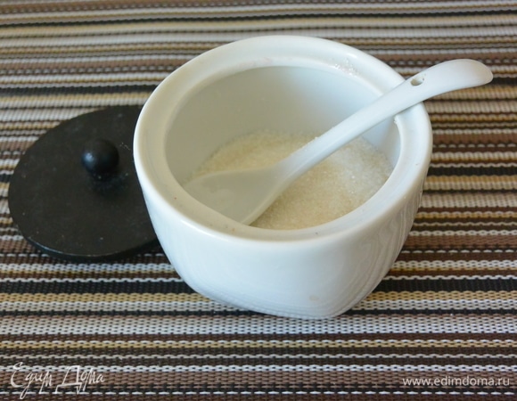 В компот добавляем сахар, мешаем.