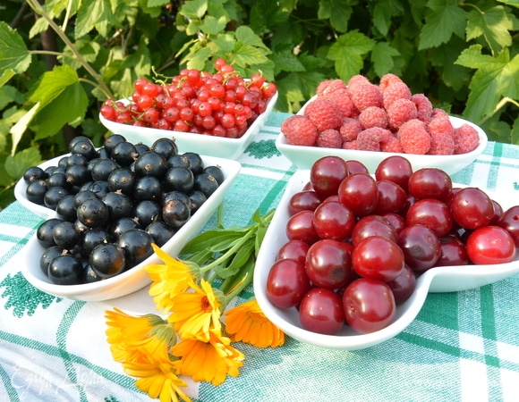 Скоро лето — будет море ягод, будем варить компоты и наслаждаться. Главное, чтобы был прекрасный помощник — фильтр для воды «АКВАФОР».