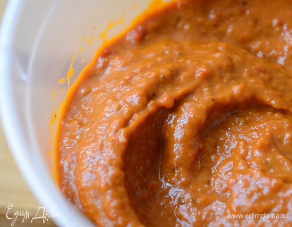 Первым делом приготовим соус: лук и чеснок мелко нарезаем и тушим на растительном масле до мягкости. Добавляем нарезанные помидоры, соль, сахар, паприку и тушим еще минут 10. Далее добавляем томатную пасту, слегка прожариваем, добавляем воду и уксус, тщательно перемешиваем и тушим 5 минут под крышкой. Измельчаем блендером, доводим до кипения и снимаем с огня. Даем полностью остыть. Соус готов!