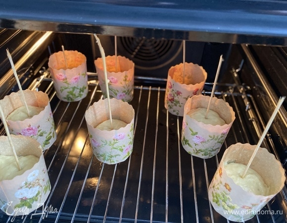 Поставить в духовку с несильным жаром.