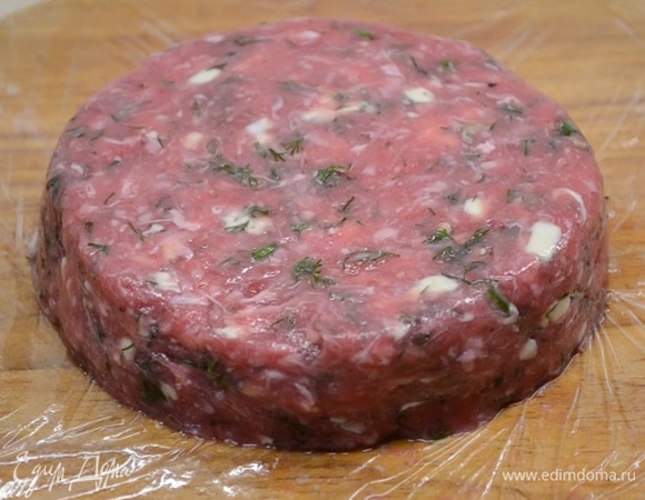 Получаются вот такие котлетки с сыром внутри. Убираем котлеты в холодильник минимум на час.