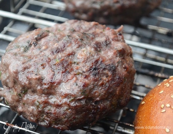 Котлеты обжариваем на гриле до готовности. Булочки разрезаем и тоже слегка подсушиваем.