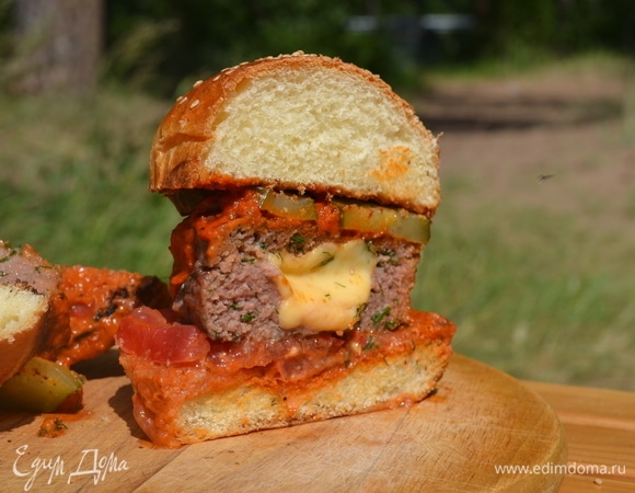 А теперь собираем наши бургеры: булочка, немного соуса, пару ломтиков помидора, котлета, соус, соленые огурчики и снова булочка. Бургеры готовы! Приятного аппетита!