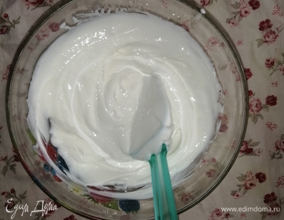 Готовим крем: творог смешиваем с маслом (я брала полпачки), сахаром по вкусу (мне хватает пары столовых ложек без горки), ванилином или ванильным сахаром по вкусу. Хорошенько взбиваем блендером или миксером, масло комнатной температуры кладем кубиками.