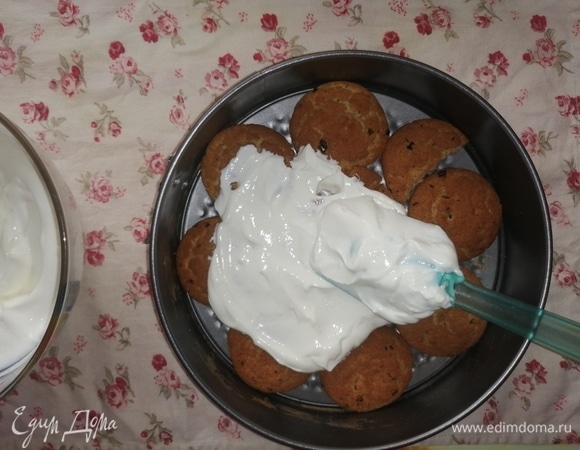 Треть крема понадобится для покрытия слоя печенья.