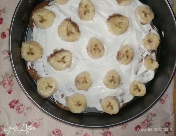 Далее — слой бананов кружочками (я брала переспевшие, мне такие больше нравятся; ушло два банана весом 270 г). Можно также добавить банан в крем, но чувствоваться они будут слабее. По идее, можно заменить на любой фрукт или ягоды по вкусу, мне на грудном вскармливании подходил именно банан.