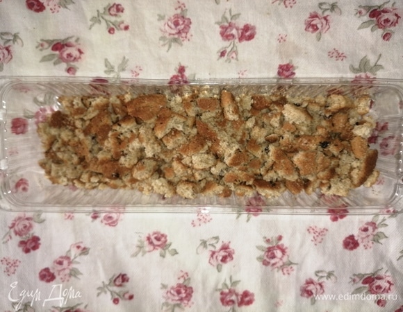 В конце у меня осталось 5 печенек, ломаю их в крошку разного размера руками. Крошка идет для обсыпки. Покрываем ею весь торт. Готово!
