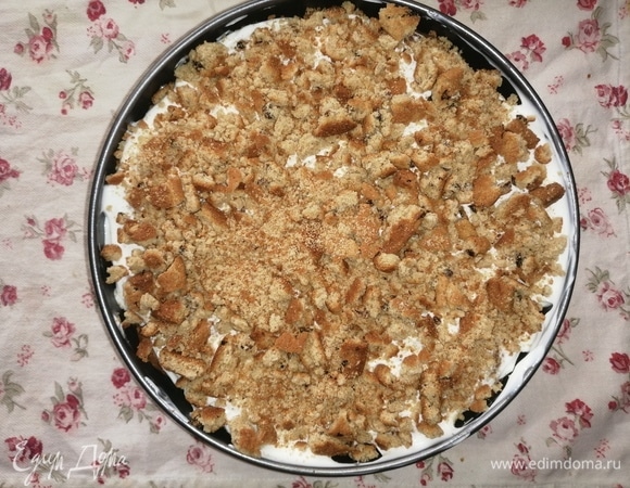 Тортик отправляем на сутки в холодильник для пропитки. На вкус торт напоминает мягкое пирожное «Медовик» в баночках (кто пробовал, должен понять, о чем речь). И еще бонус для тех, кто на диете: если не добавить в крем сахар и масло (в принципе, ничего не изменится — бананы и печенье сладкие и так), то получаем вот такое соотношение КБЖУ на 100 г готового торта: белки — 48,7, жиры — 6, углеводы — 34,5, ккал — 220,8. Получаем низкокалорийный и высокобелковый десерт. Приятного аппетита!