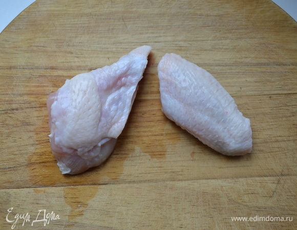 Далее разделяем каждое крыло по суставу на две части. Солим, перчим.