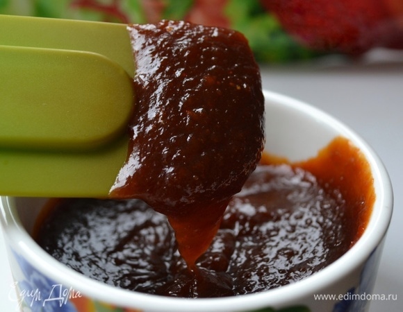 Теперь готовим соус: лук мелко режем и обжариваем с паприкой и красным острым перцем до золотистого цвета. Чеснок и имбирь трем на мелкой терке и добавляем к луку. Слегка обжариваем. Добавляем сахар и готовим, помешивая, пока сахар не превратится в карамель. Добавляем мед. Перемешиваем. Готовим пару минут. Добавляем сок лимона, яблочный уксус, соевый соус. Тушим до тех пор, пока не исчезнет запах уксуса. Добавляем томаты и горчицу, тушим пару минут, пробиваем блендером и тушим до загустения.