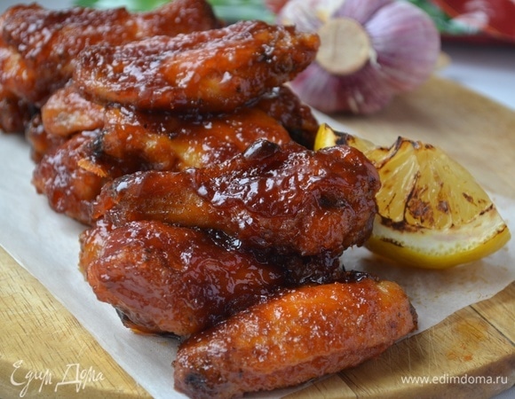 Крылышки сбрызгиваем маслом и обжариваем на гриле до готовности. Обмазываем соусом барбекю и готовим еще по 2–3 минуты с каждой стороны. Крылышки готовы. Приятного аппетита!