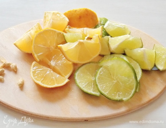 Цитрусовые хорошенько помыть щеткой под горячей водой, чтобы удалить вещества, которые сохраняют фрукты, но совсем не полезны нашему организму. Нарежьте их на кусочки и удалите семечки — иначе они придадут горечь, а это нам совсем не нужно.