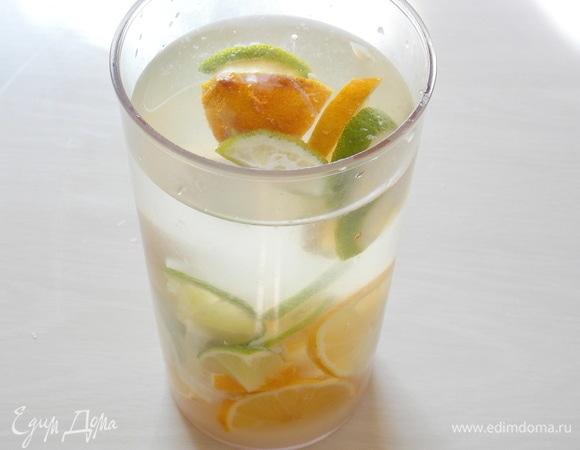 В чашу блендера налейте воду, желательно очищенную через фильтры «АКВАФОР», и сложите все ингредиенты.