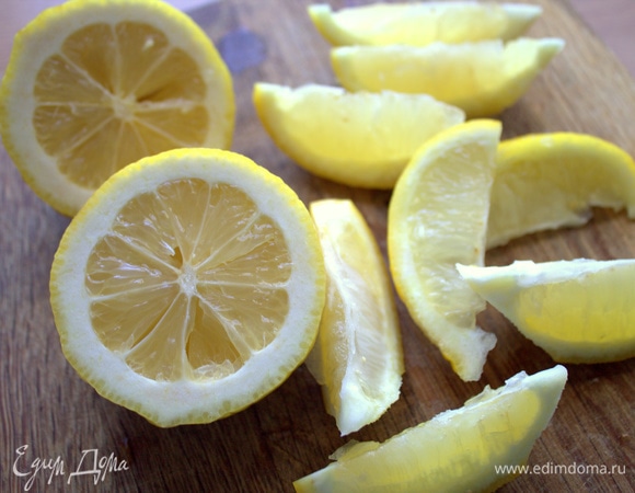 Лимоны помыть и нарезать прямо с кожицей.